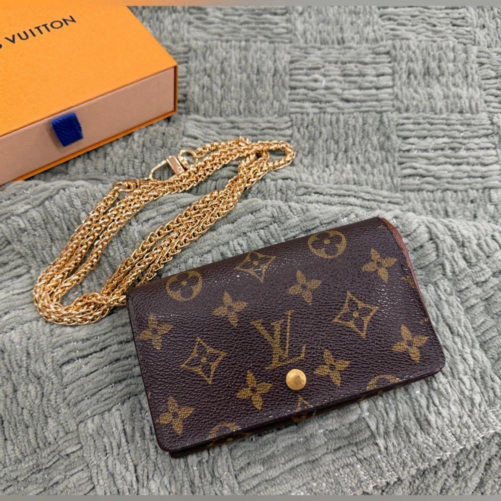Louis Vuitton Tresor Wallet Free gold chain Crossbody